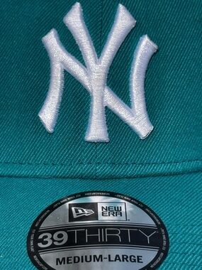 ☘️ New Era MLB Turquoise Teal Clover New York Yankees 39THIRTY Baseball Hat M L